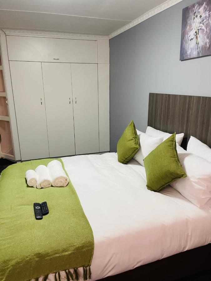Host Hub Guest House Kempton Park Extérieur photo
