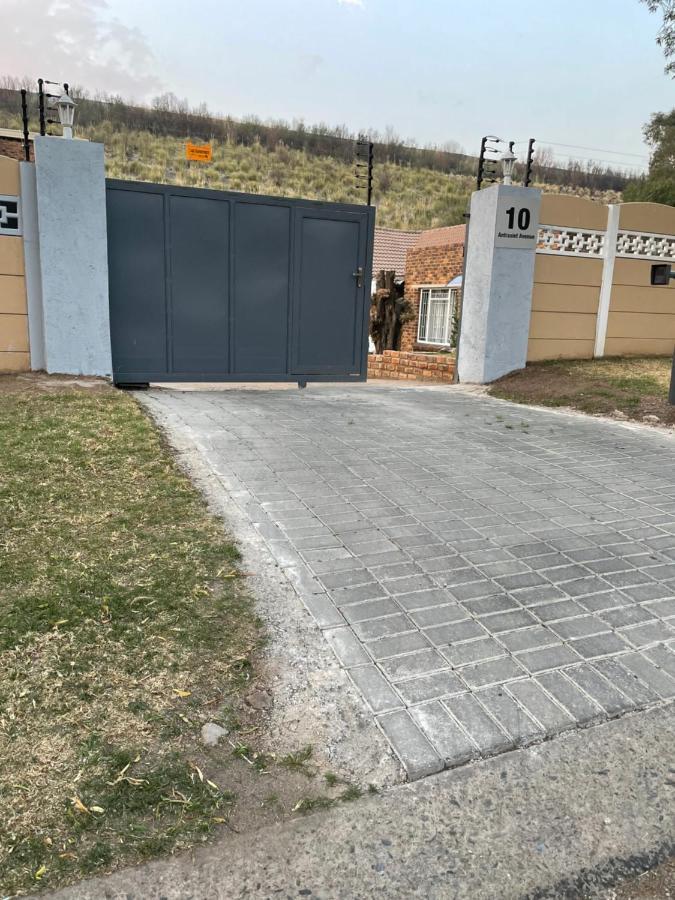 Host Hub Guest House Kempton Park Extérieur photo