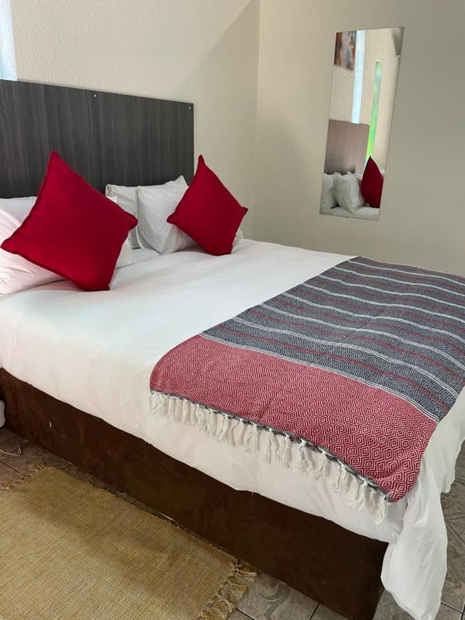 Host Hub Guest House Kempton Park Extérieur photo