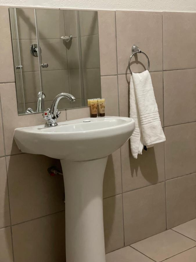 Host Hub Guest House Kempton Park Extérieur photo