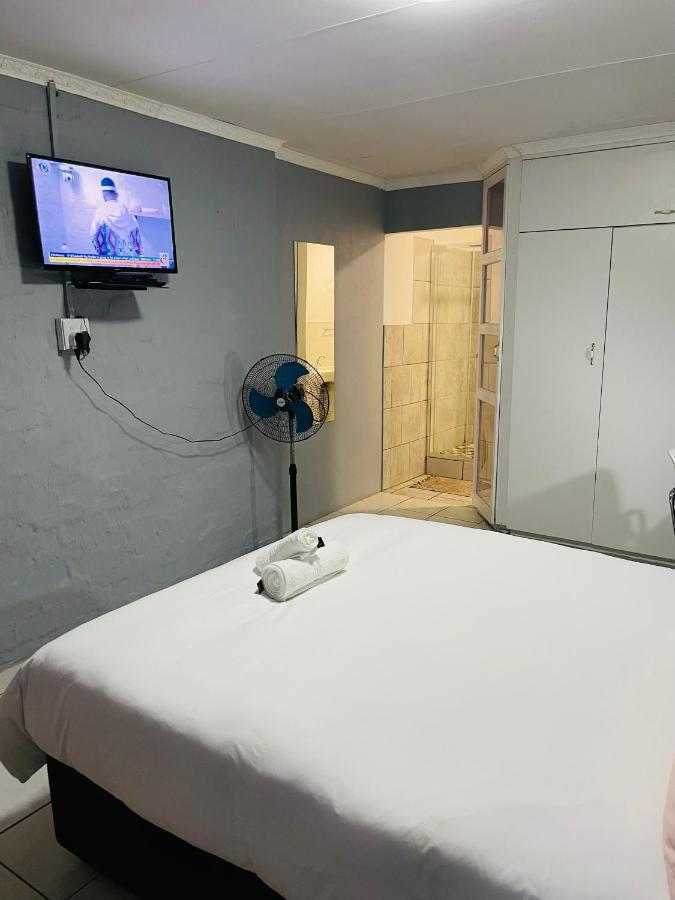 Host Hub Guest House Kempton Park Extérieur photo