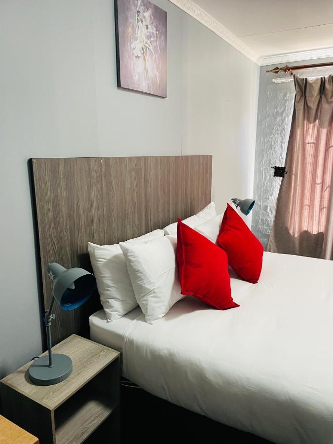 Host Hub Guest House Kempton Park Extérieur photo