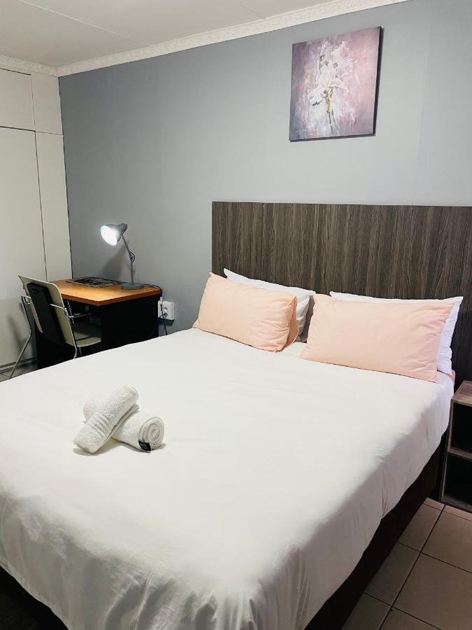 Host Hub Guest House Kempton Park Extérieur photo